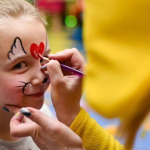 animator-paints-face-child_94132-648